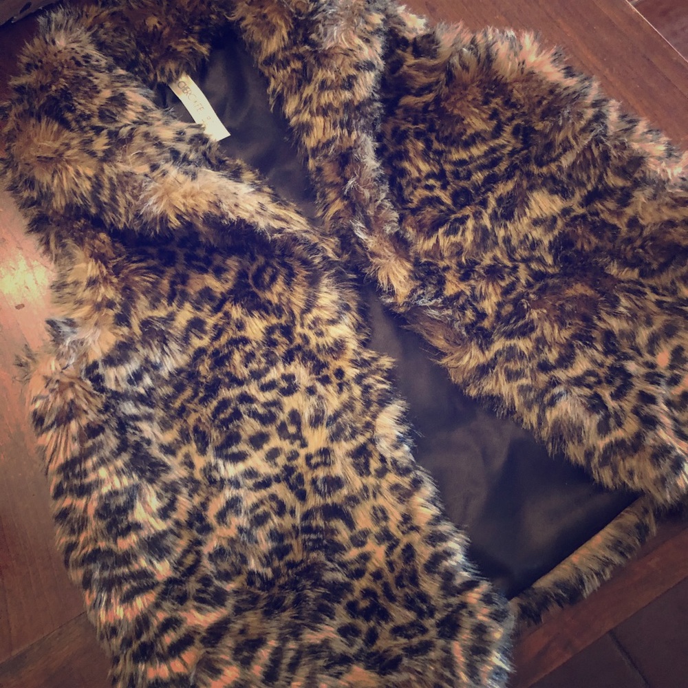 GIrLS Leopard print fur vest!